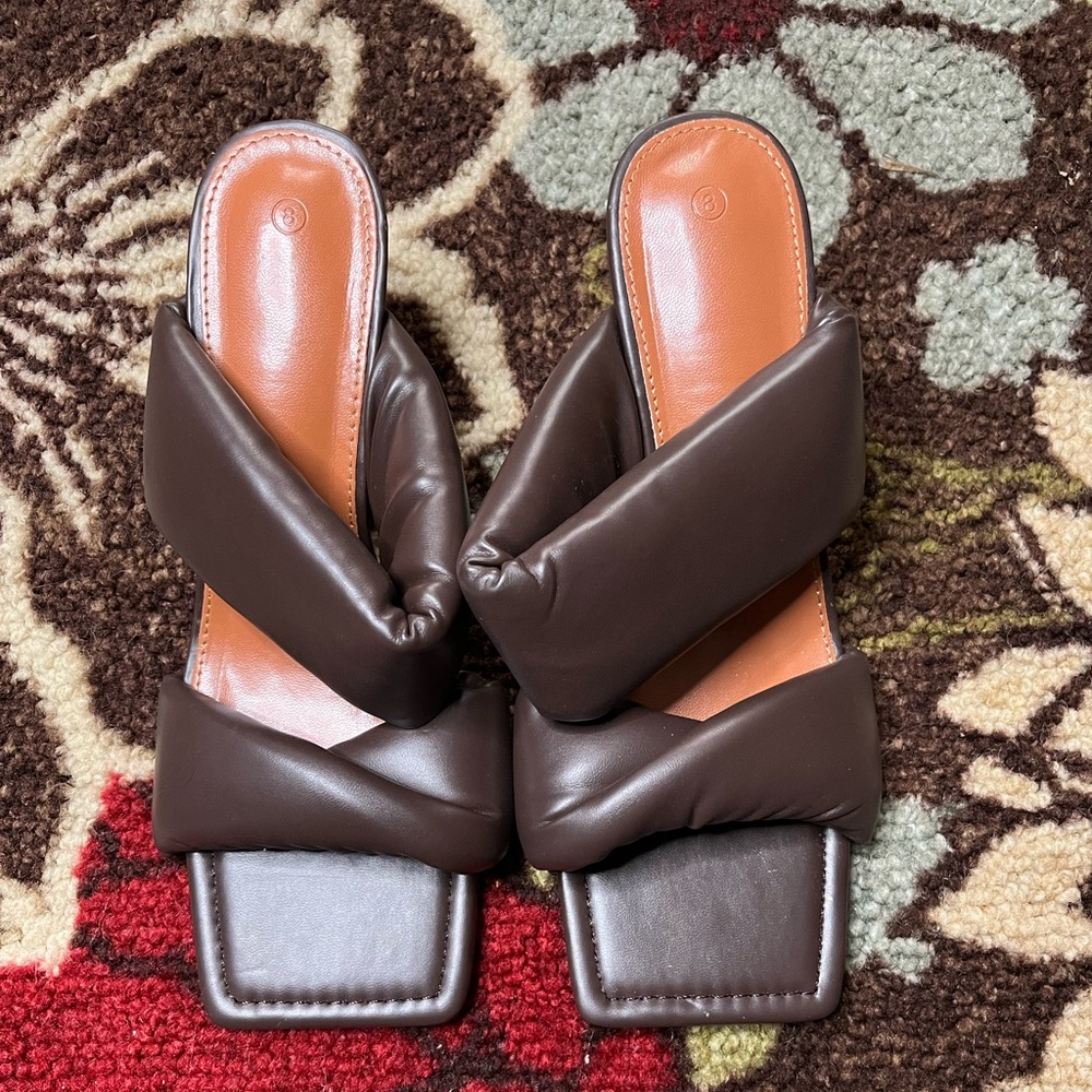 81. Women’s Flat Heel